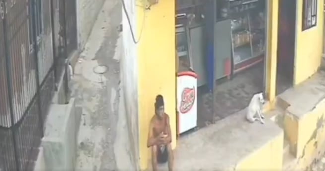 El habitante de calle estaba sentado en el andén.