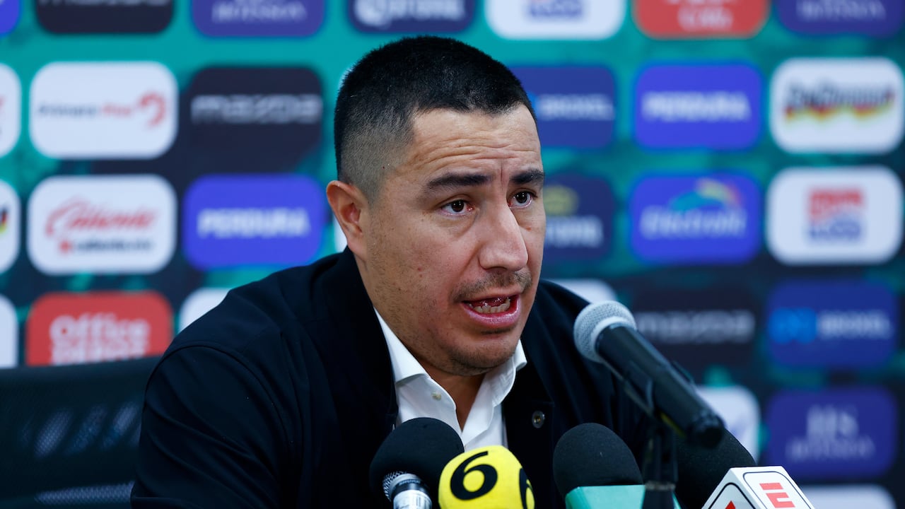 LEON, MEXICO - MARCH 30: Head coach Efrain Juarez of Pumas UNAM talks in a press conference after the 13th round match between Leon and Pumas UNAM as part of the Torneo Clausura 2025 Liga MX at Leon Stadium on March 30, 2025 in Leon, Mexico. (Photo by Leopoldo Smith/Getty Images)