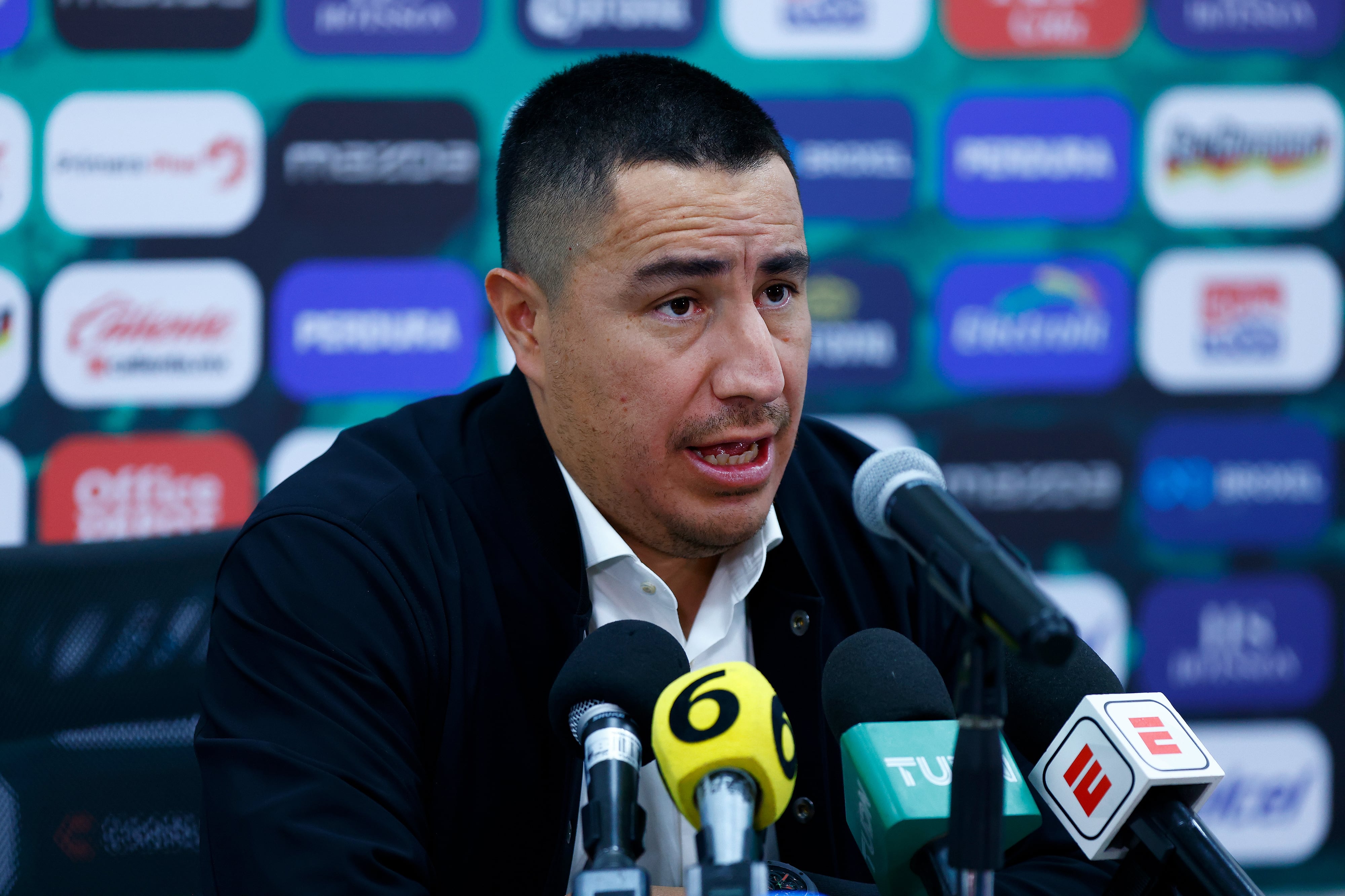 LEON, MEXICO - MARCH 30: Head coach Efrain Juarez of Pumas UNAM talks in a press conference after the 13th round match between Leon and Pumas UNAM as part of the Torneo Clausura 2025 Liga MX at Leon Stadium on March 30, 2025 in Leon, Mexico. (Photo by Leopoldo Smith/Getty Images)