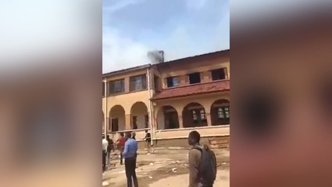 Las jovencitas salieron de las aulas por las ventanas y se tiraron huyendo de las llamas.