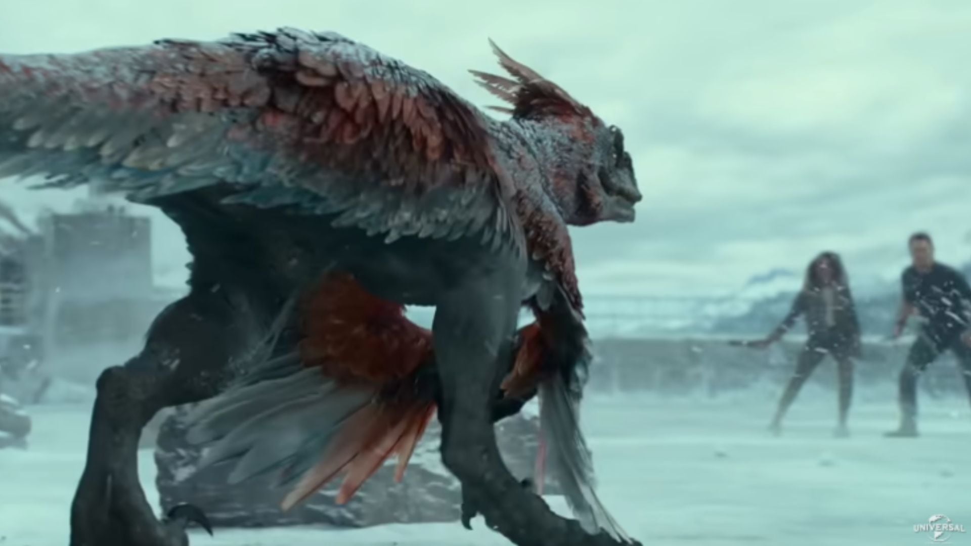 Un dinosaurio irrumpe frente a los protagonistas en una escena cargada de tensión, reflejando el peligro constante que define la historia.