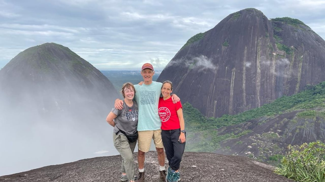 John Otis, su esposa Alejandra y a su derecha una amiga de Estados Unidos, en la cima de unos de los cerros de Mavecure.