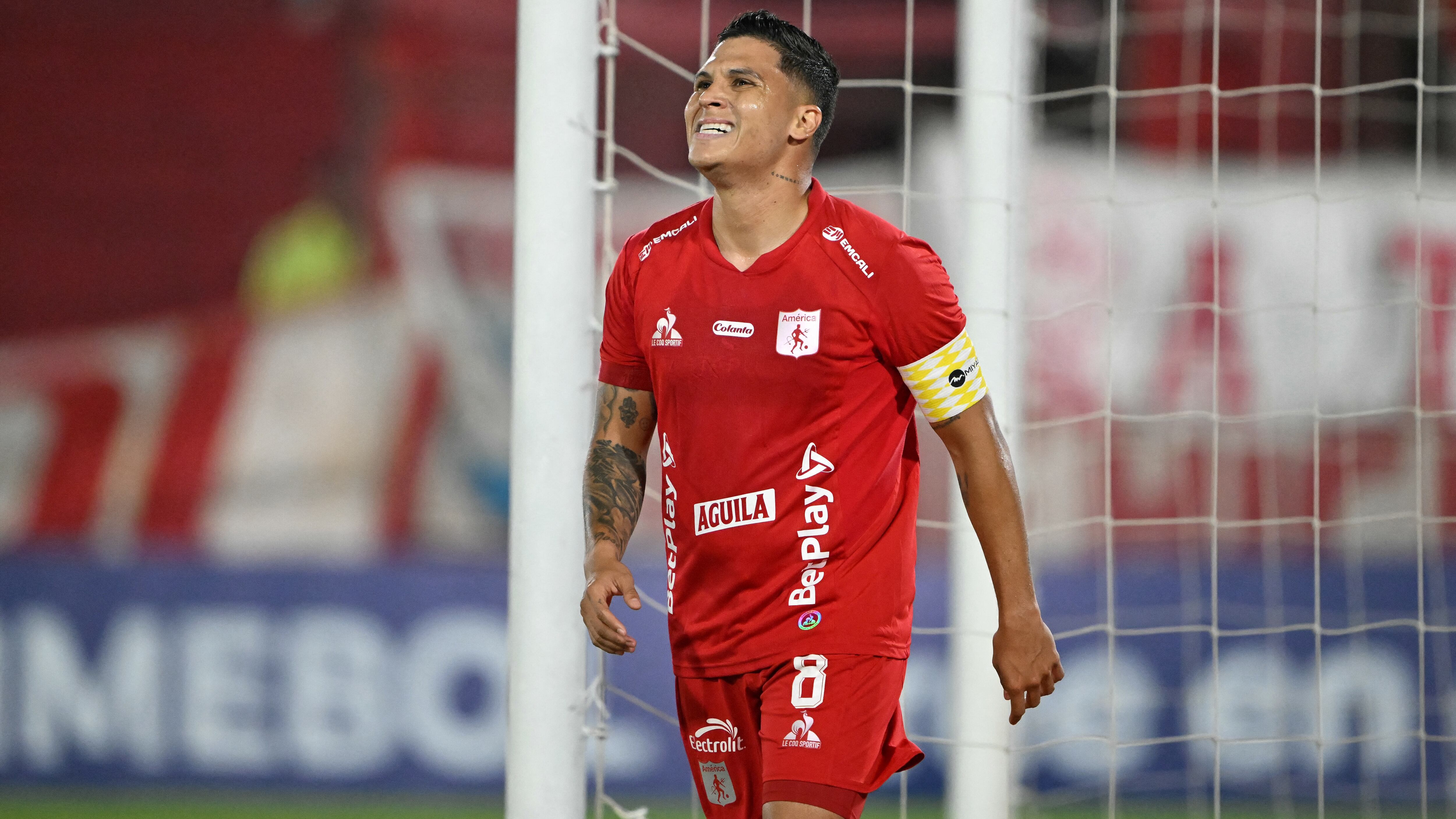 America de Cali's midfielder #08 Juan Fernando Quintero reacts after missing a chance to score during the Copa Sudamericana group stage football match between Argentina's Huracan and Colombia's America de Cali, at the Tomas A. Duco stadium in Buenos Aires, on April 23, 2025. (Photo by Luis ROBAYO / AFP)
