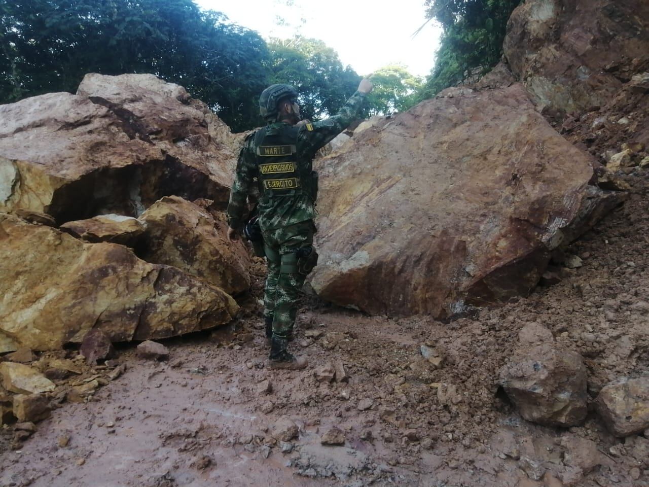 Técnicos en explosivos del Ejército Nacional despejaron la Troncal del Hacha en Florencia.