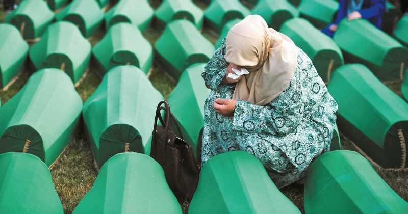 Familiares asisten los 10 de julio al aniversario de las víctimas de la masacre de Srebrenica. Foto: Samir Yordamovic/AFP