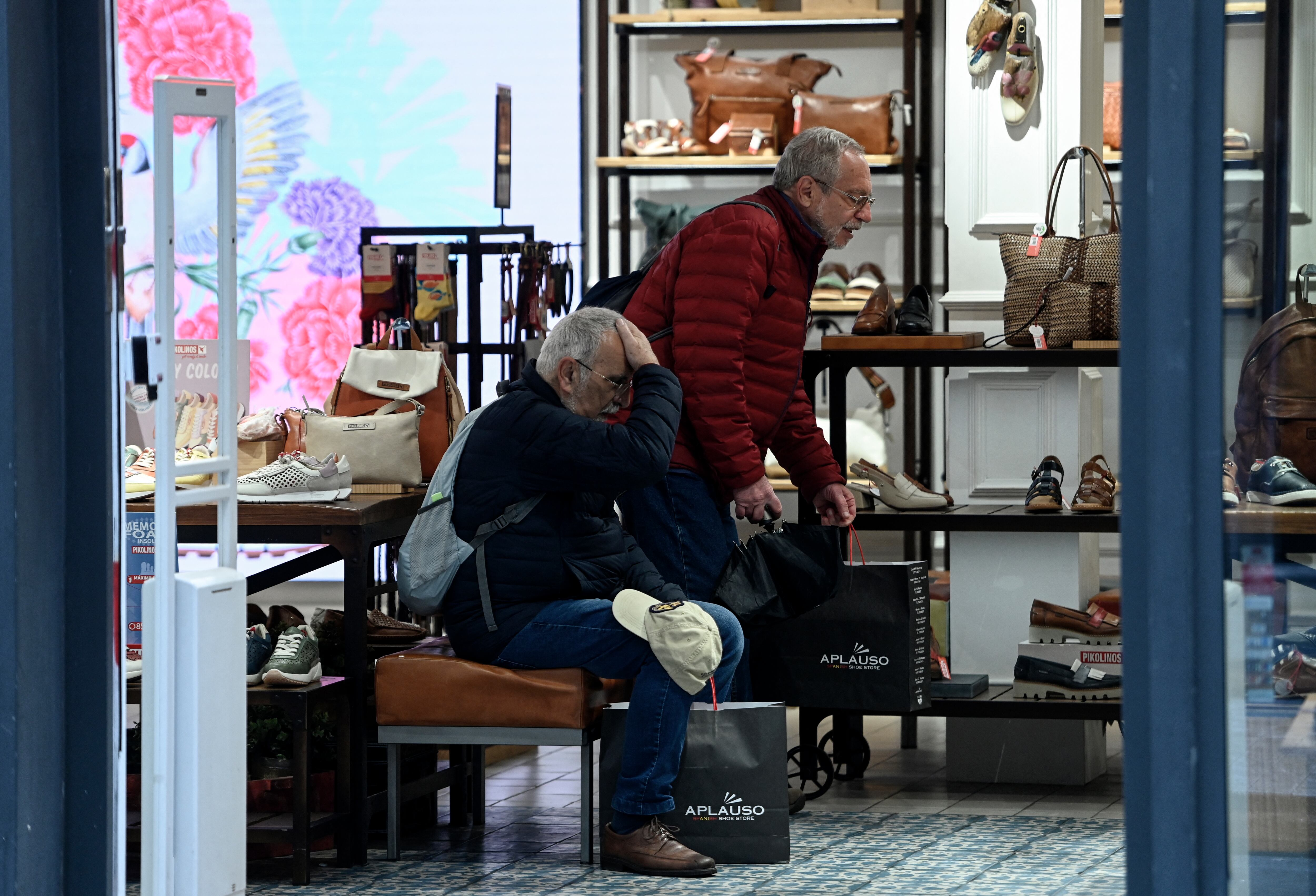 Con más del 92 por ciento de sus 47 millones de residentes totalmente vacunados, España se embarcó el mes pasado en una nueva estrategia para tratar el virus como una enfermedad endémica como la gripe, eliminando el requisito de autoaislamiento para las personas con casos leves de covid-19.