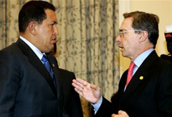 El entonces presidente de Venezuela, Hugo Chávez y el presidente de Colombia, Álvaro Uribe Vélez.