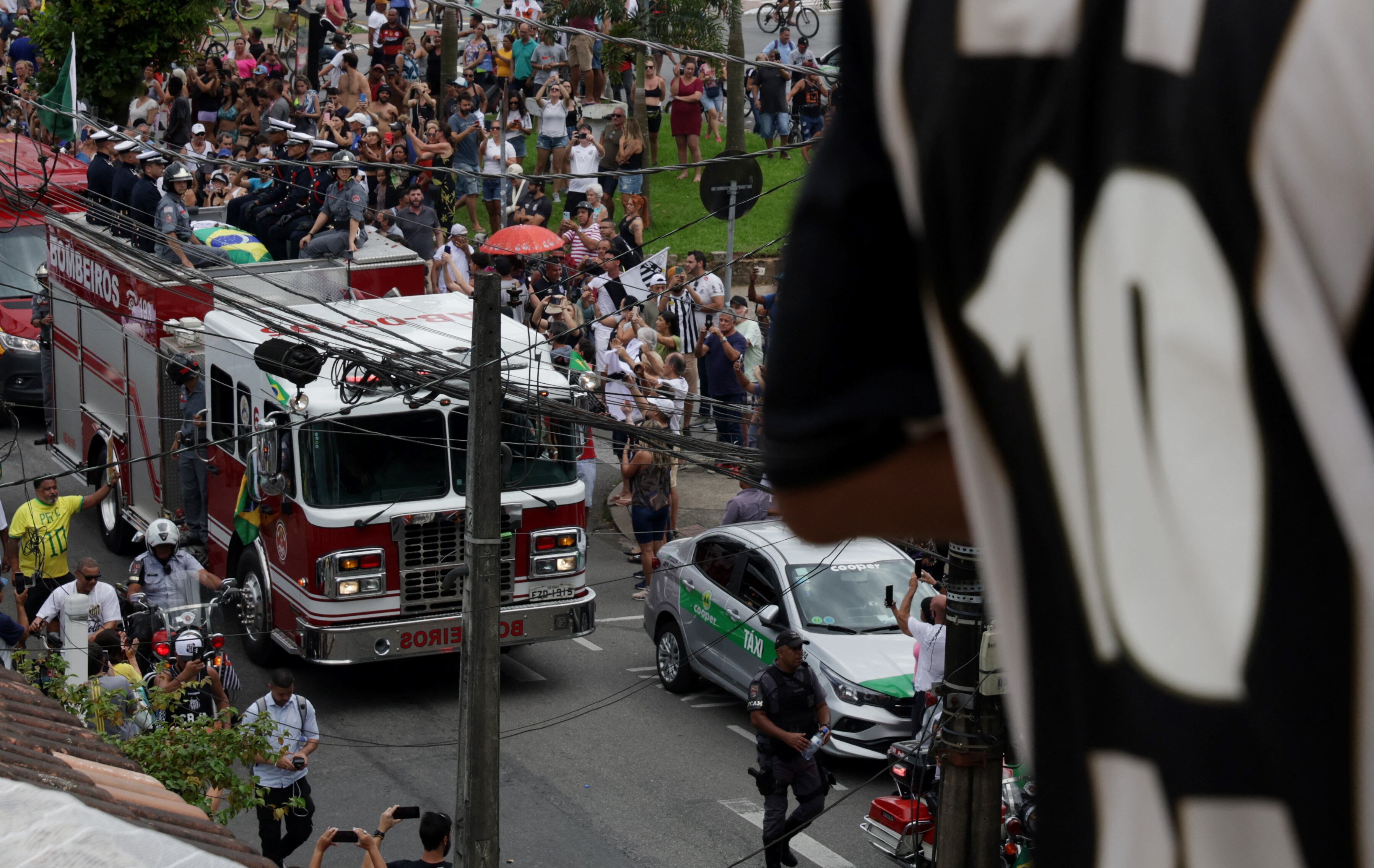 Soccer Football - Death of Brazilian soccer legend Pele - Vila Belmiro Stadium, Santos, Brazil - January 3, 2023 General view as Brazilian soccer legend Pele is transported by the fire department, from his former club Santos' Vila Belmiro stadium REUTERS/Ricardo Moraes