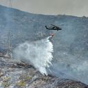 Para atender esta emergencia, el Cuerpo de Bomberos de Cali ha desplazado 52 unidades. Además, la Fuerza Aérea acompaña la operación con el Bambi Bucket.