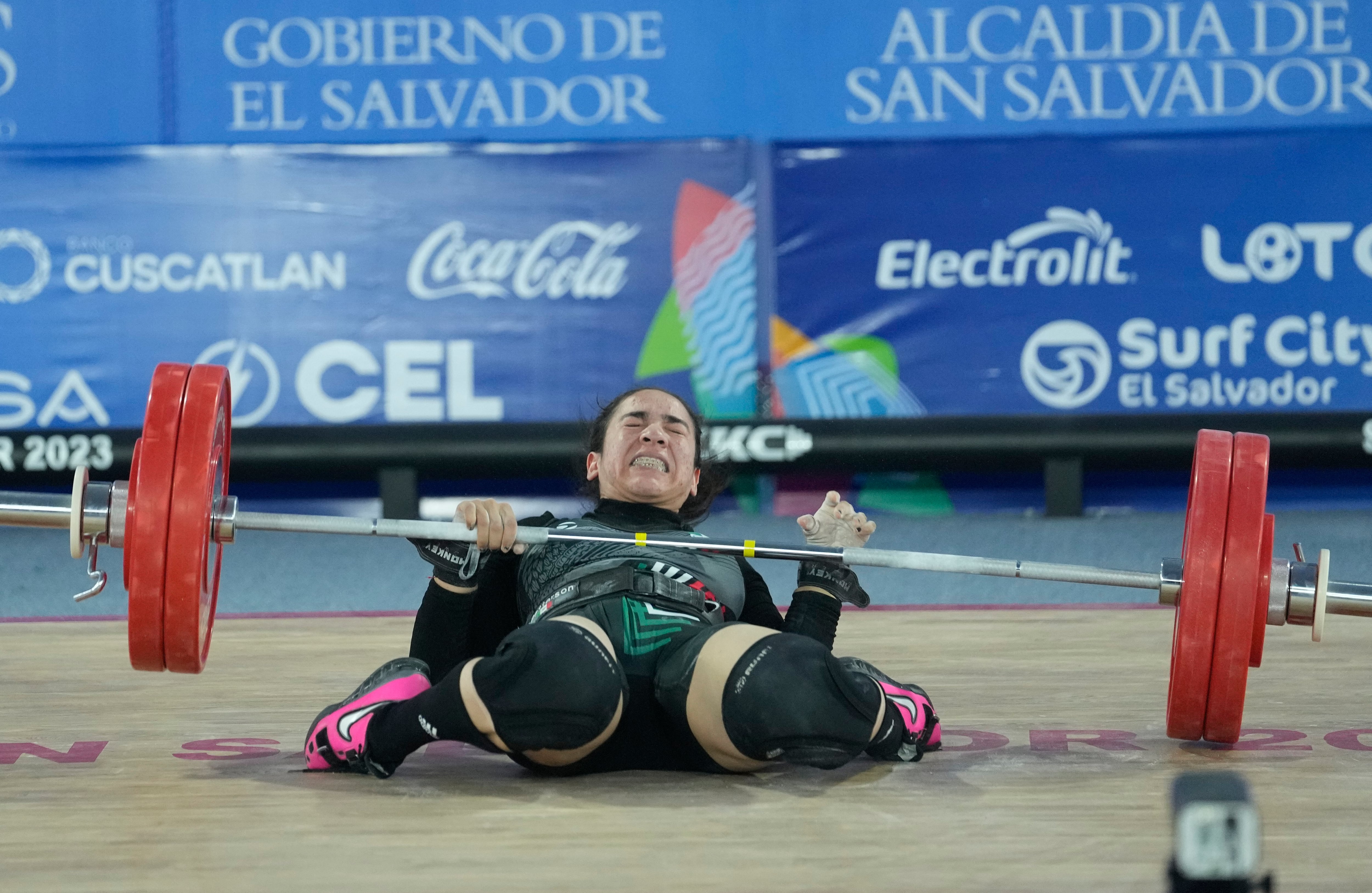 La mexicana Karla Ortiz cae durante la ronda final de levantamiento de pesas femenino de 64 kg de los Juegos Centroamericanos y del Caribe en San Salvador, El Salvador, el domingo 25 de junio de 2023. Foto: AP/Arnulfo Franco.