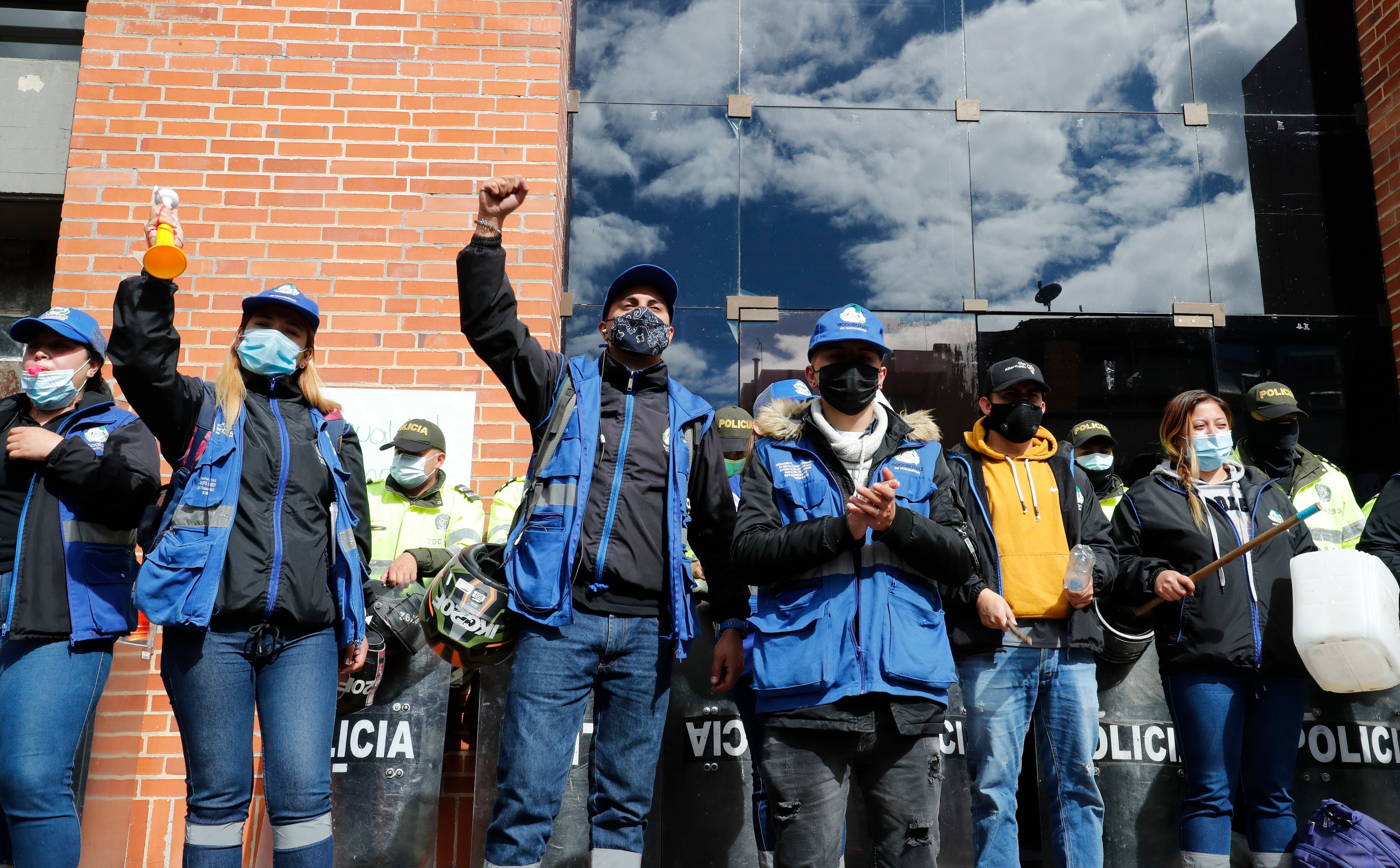 Manifestación de recicladores de oficio desde la mañana de este lunes en Bogotá en la Superintendencia de Servicios Públicos Domiciliarios 
a quien exigen el pago de sus servicios ya que, afirman, con el mecanismo de reversión no se les está pagando lo que realmente les corresponde
Bogota 14 de septiembre del 2021
Foto Guillermo Torres Reina / Semana