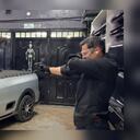 Juan Diego Alvira apuntando con una pistola traumática