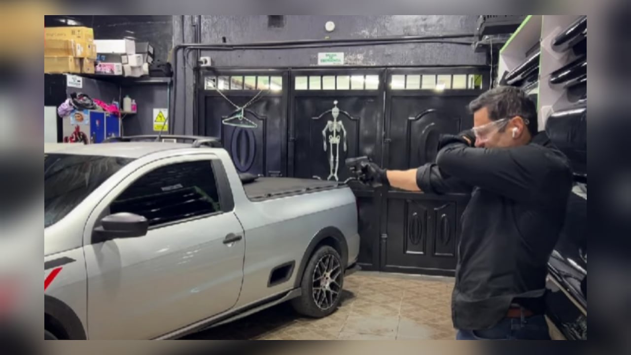 Juan Diego Alvira apuntando con una pistola traumática