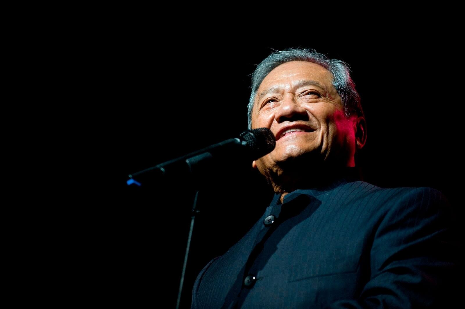 Armando Manzanero Canché, cantante, músico, compositor y productor. Ganador de un Grammy, Manzanero escribió más de de 400 canciones de las que, al menos 50, alcanzaron una increíble popularidad mundial: Somos novios, Esta tarde vi llover o Contigo aprendí.