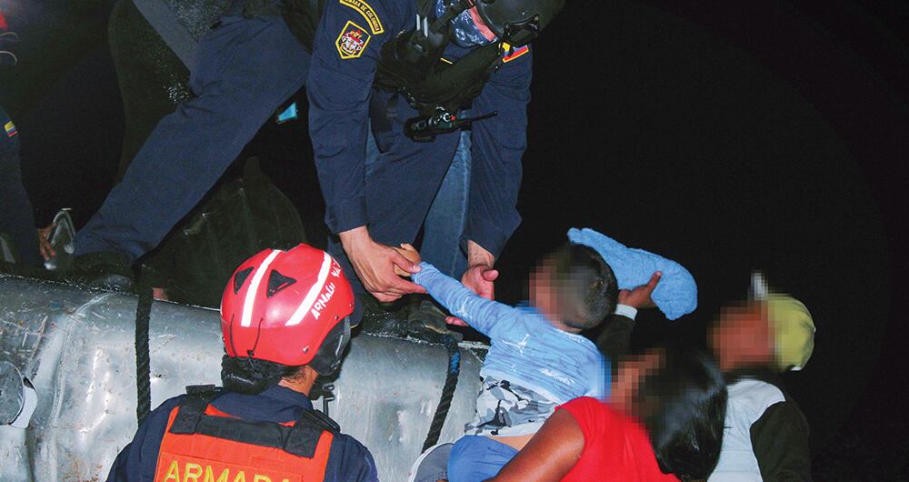  En uno de los más recientes rescates, la Armada encontró a 15 personas en mar abierto. 