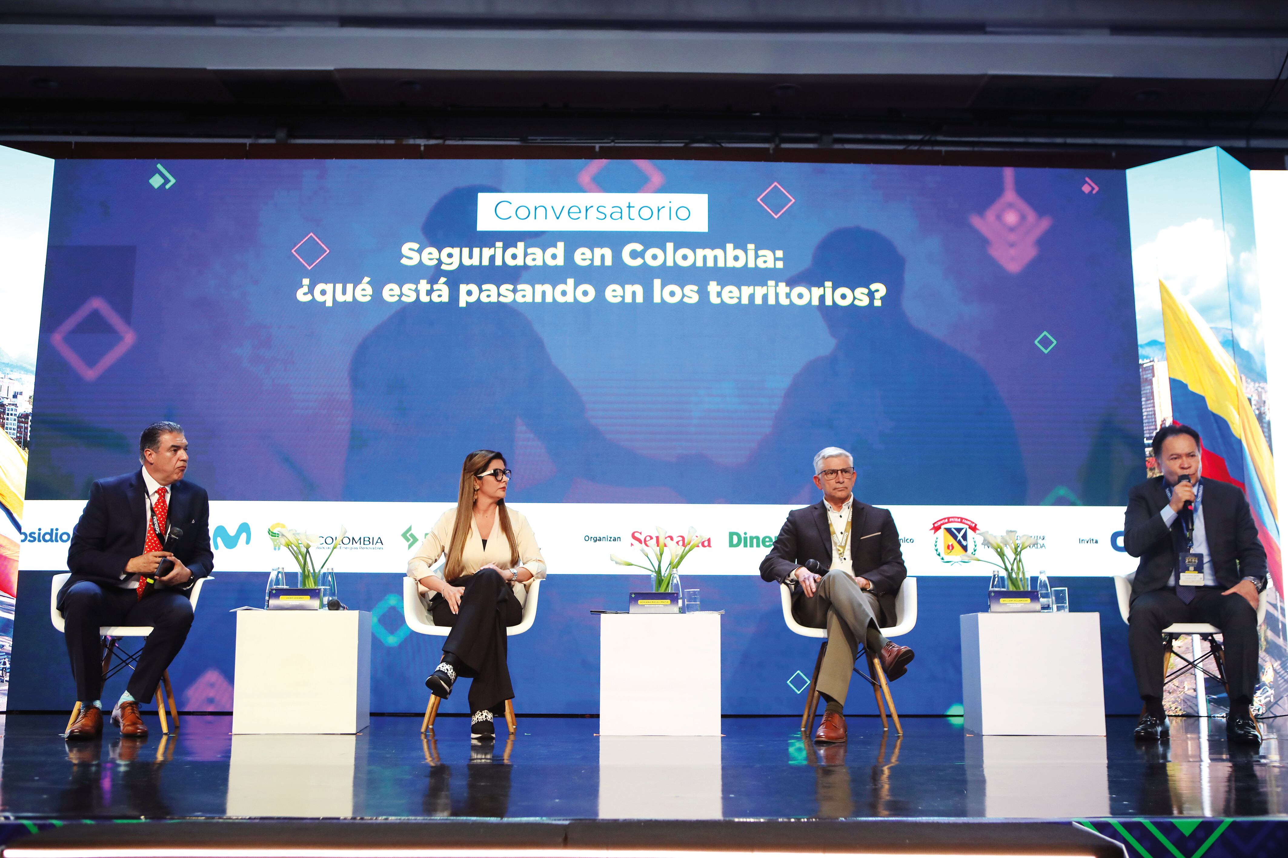 De izquierda a derecha: Jairo Lozano, subdirector de información de SEMANA; Adriana Magali Matiz, gobernadora del Tolima; general (r) Guillermo León, presidente de Acore, y William Villamizar, gobernador de Norte de Santander.