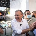 El senador Roy Barrera saluda a un organizador del evento en la presentación de los candidatos de la coalición política 'Pacto Histórico' en la ciudad de Bogotá, Colombia, el 2 de octubre de 2021, donde el candidato presidencial Gustavo Petro, la diputada María José Pizarro y el senador Roy Barreras estuvieron presentes. (Foto de: Daniel Santiago Romero Chaparro / Long Visual Press / Universal Images Group a través de Getty Images)