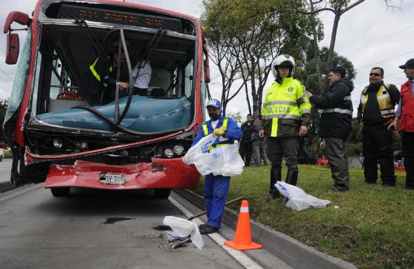 Unidades del Cuerpo de Bombero hicieron limpieza de combustible y aceite que quedaron sobre la vía. 