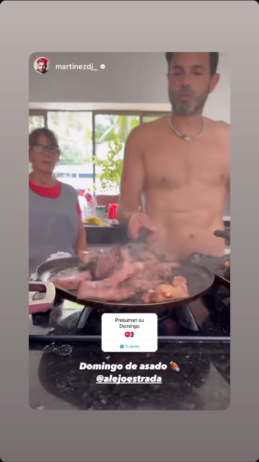 El actor cocinando en uno de los viajes que realizó en Semana Santa.