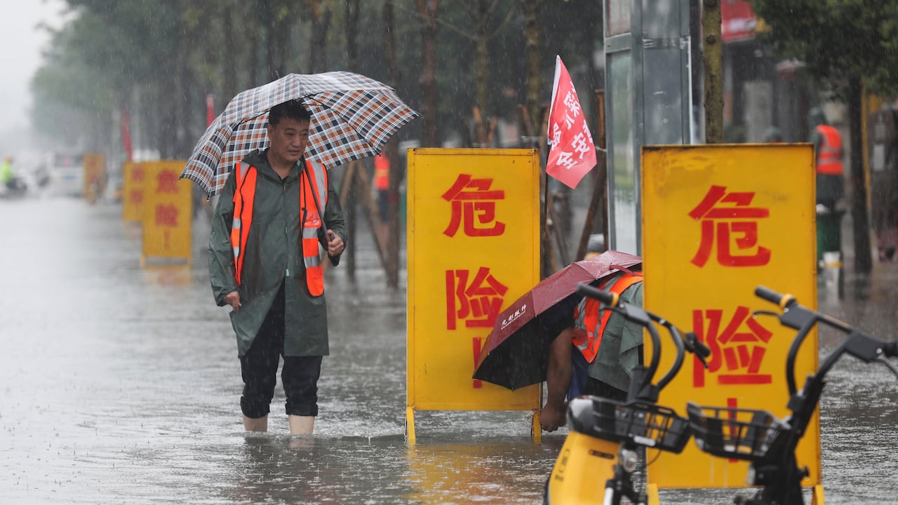 Este miércoles en China, fuertes lluvias llevaron a que buena parte del país se viera afectada y hasta ahora ha dejado miles de afectados y más de 25 muertos. - Foto: Feng Xiaomin / AFP