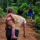 Archivo. Migrante venezolana viaja con sus cuatro hijos, esposo y otras familias venezolanas a través del Tapón del Darién (27 de julio de 2022).