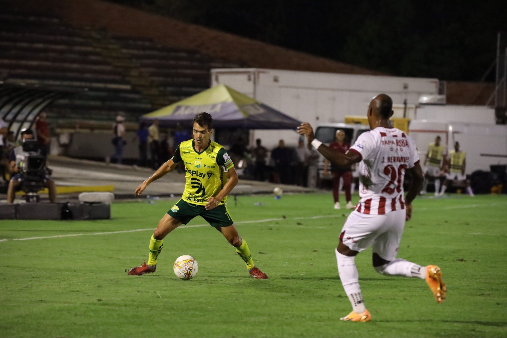 Sebastián hernández del Huila ante Junior Hernández del Tolima.
