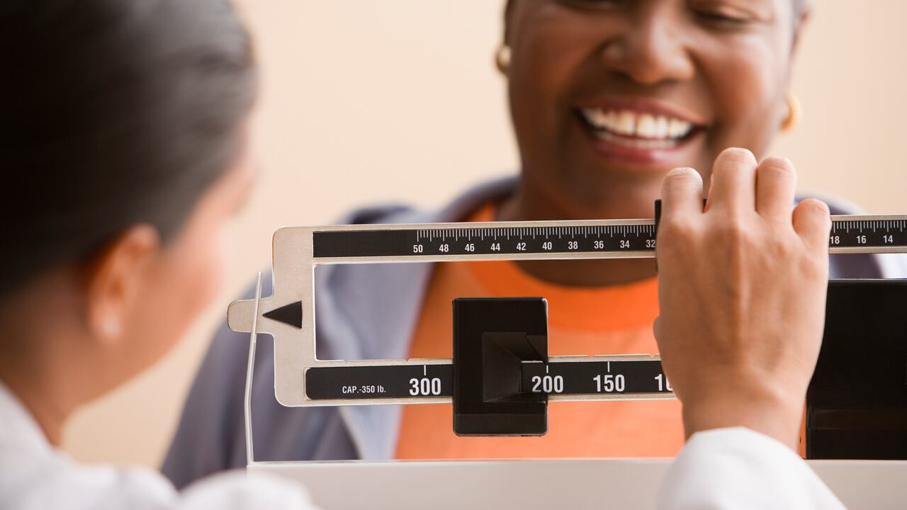 Para bajar de peso se debe tener una dieta saludable y una buena actividad física. Foto: Getty Images.
