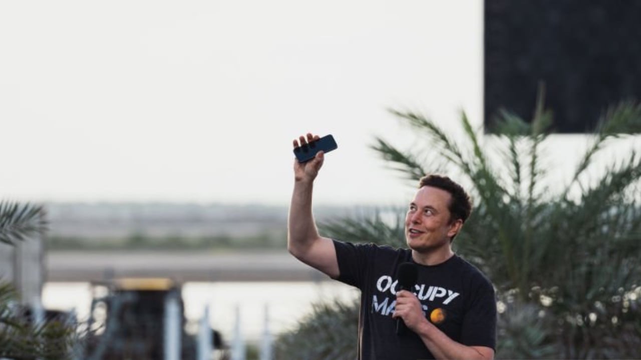 Ante la compra de Twitter por parte de Elon Musk, bots intentaron probar la política de libertad de expresión de la plataforma digital
