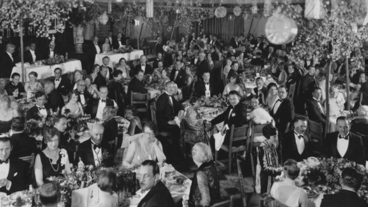 El escenario no fue un teatro como hoy sino el Blossom Room del hotel Roosevelt de la meca del cine.