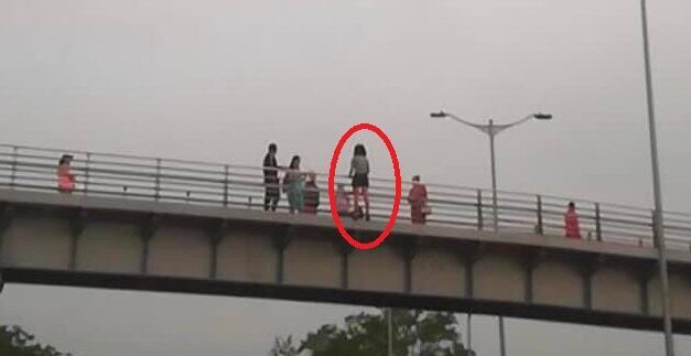 Conmoción por una mujer que intentó lanzarse desde un puente en Cali.