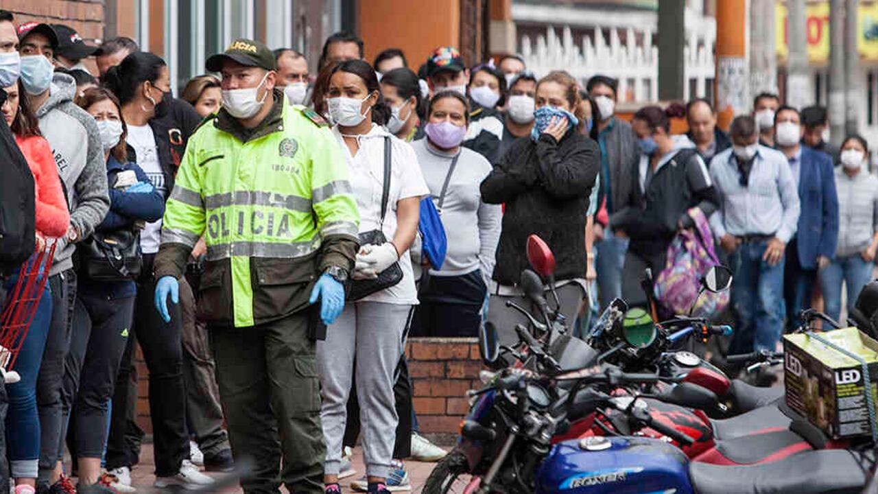 Distintos estudios en el mundo empiezan a señalar que las personas positivas y asintomáticas para covid-19 en rigor tienen menos capacidad de contagio dado que la transmisión –no solo en este virus– está muy vinculada a los síntomas.