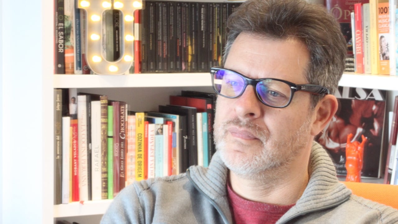 Mauricio Silva, autor del libro que detalla la historia de vida del más reciente ganador del Giro de Italia Egan Bernal