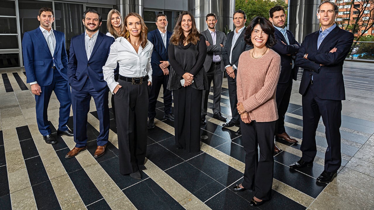 De izquierda a derecha, Giacomo Grage, director de Gestión de Activos; Camilo Uribe, director de Banca de Inversión; Ximena Cárdenas, directora de Recursos Humanos; Ángela Hurtado, presidenta; Juan Fernando Gómez, director de Mercados Financieros; María José Gnecco, directora legal; Mariano Markman, CFO; Daniel Stiefken, director de Servicios de Tesorería; Andrea Díaz, directora de Cumplimiento; Nicolás Silva, director de Ventas; y Bernardo López, director de Riesgo.
