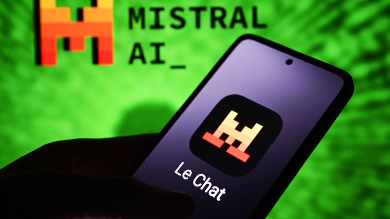 Una IA francesa gratuita se presenta como reemplazo tras la caída de ChatGPT.