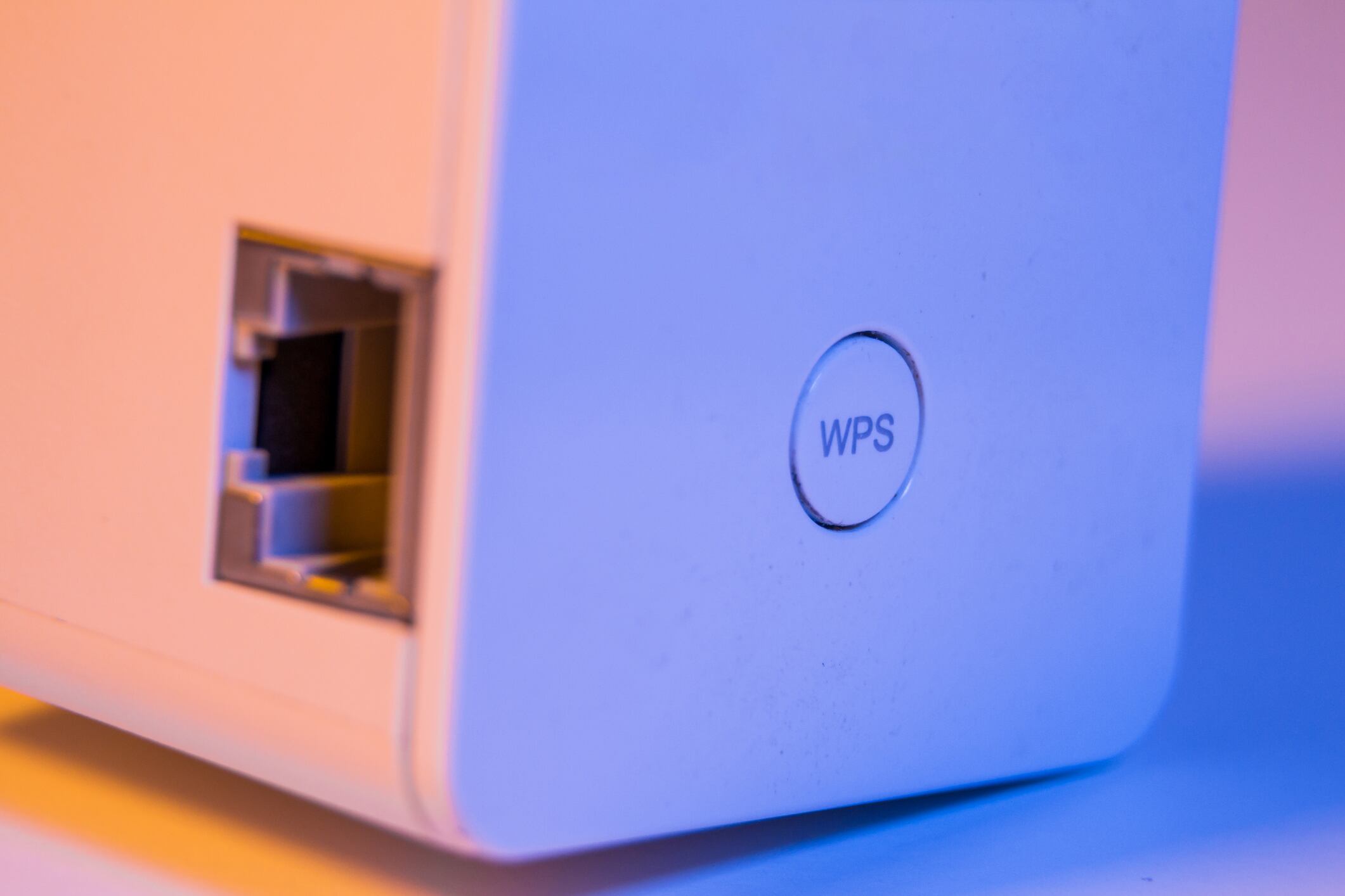 Mediante WPS, un router y un celular establecen una conexión segura en segundos al pulsar un botón físico o activar la opción desde el menú del dispositivo.