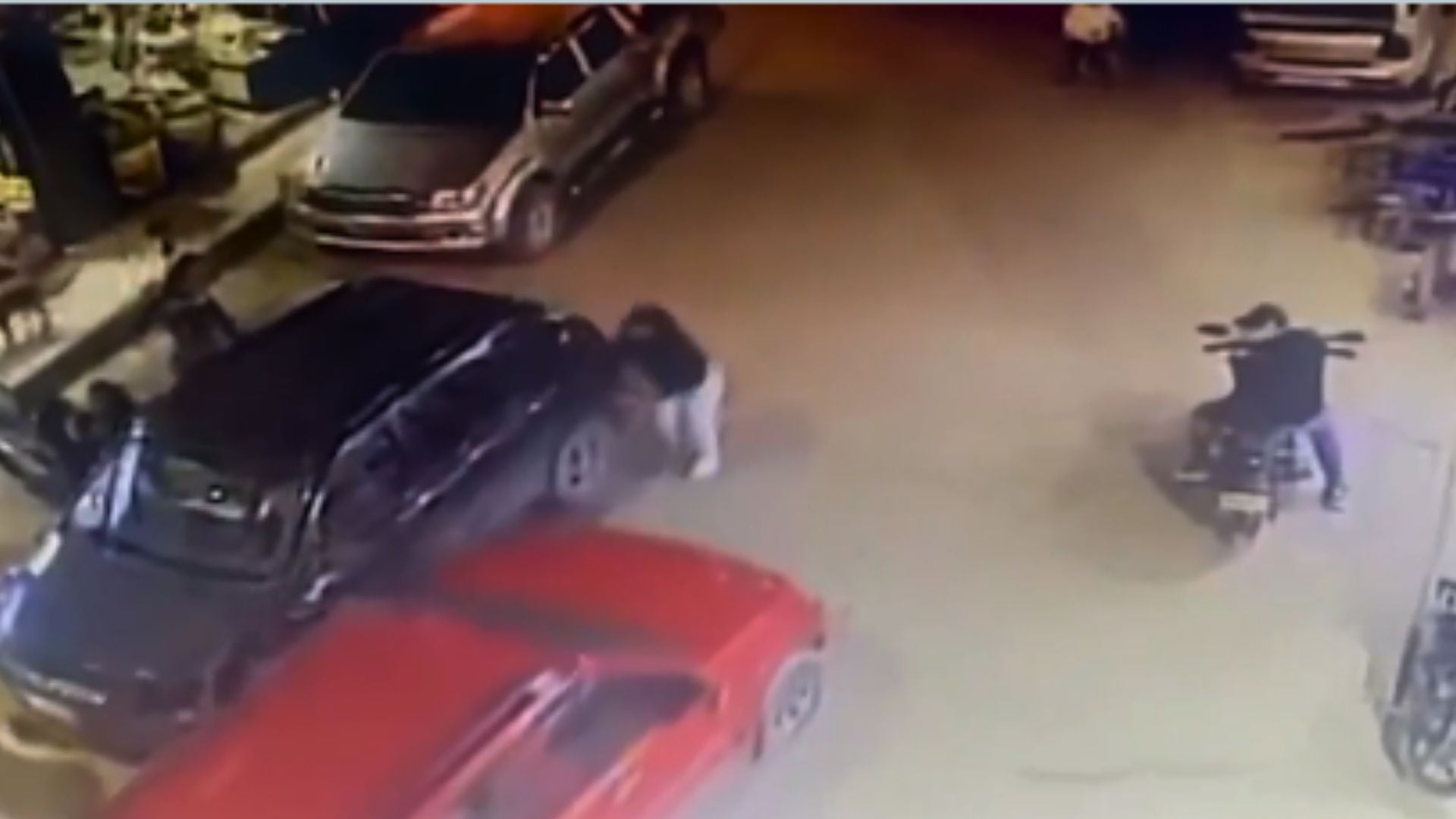 Camioneta roja que chocó repetidas veces contra un carro de familia.