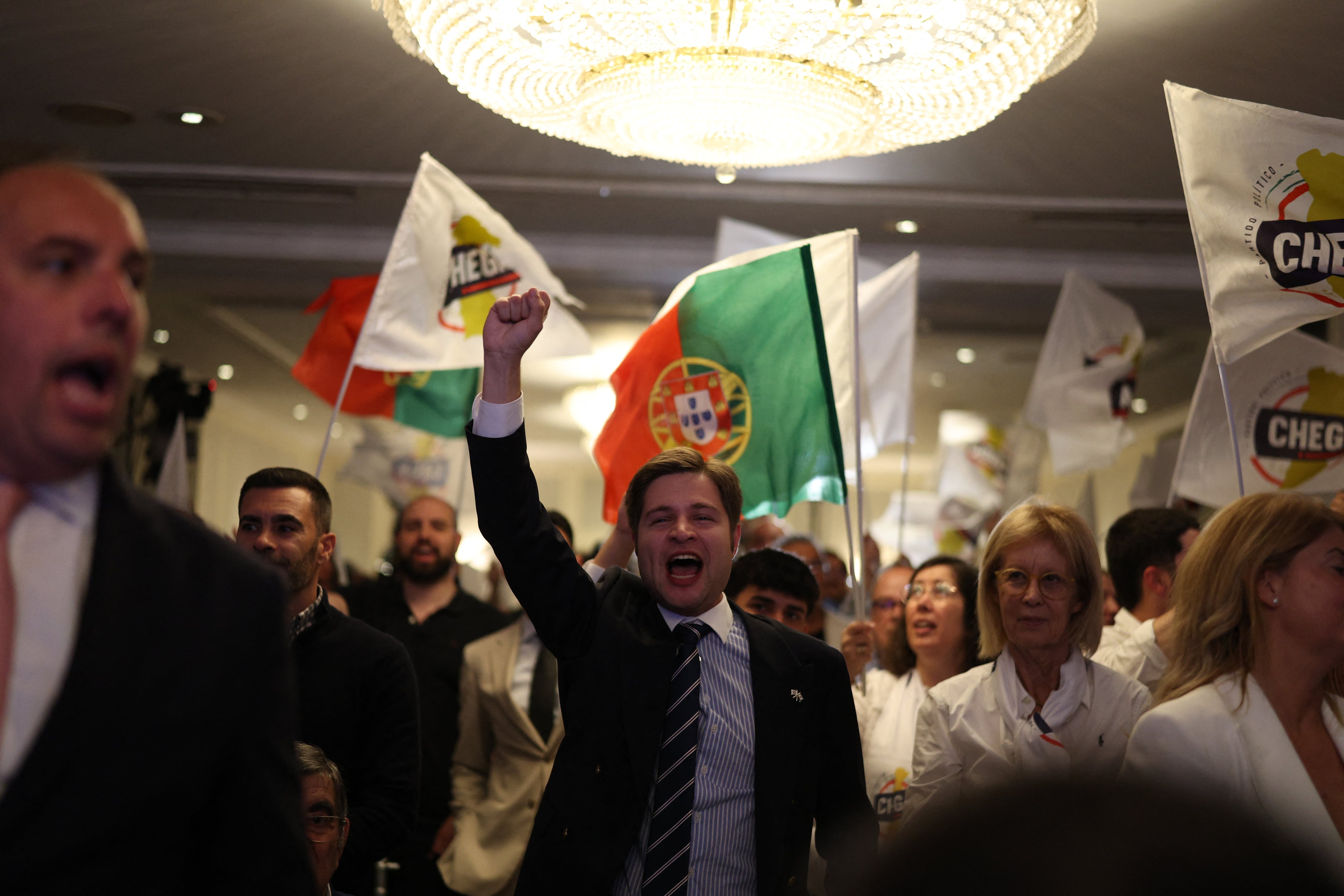 Simpatizantes del partido de extrema derecha Chega celebran los resultados mientras esperan el discurso de su líder en su sede en Lisboa el 18 de mayo de 2025.