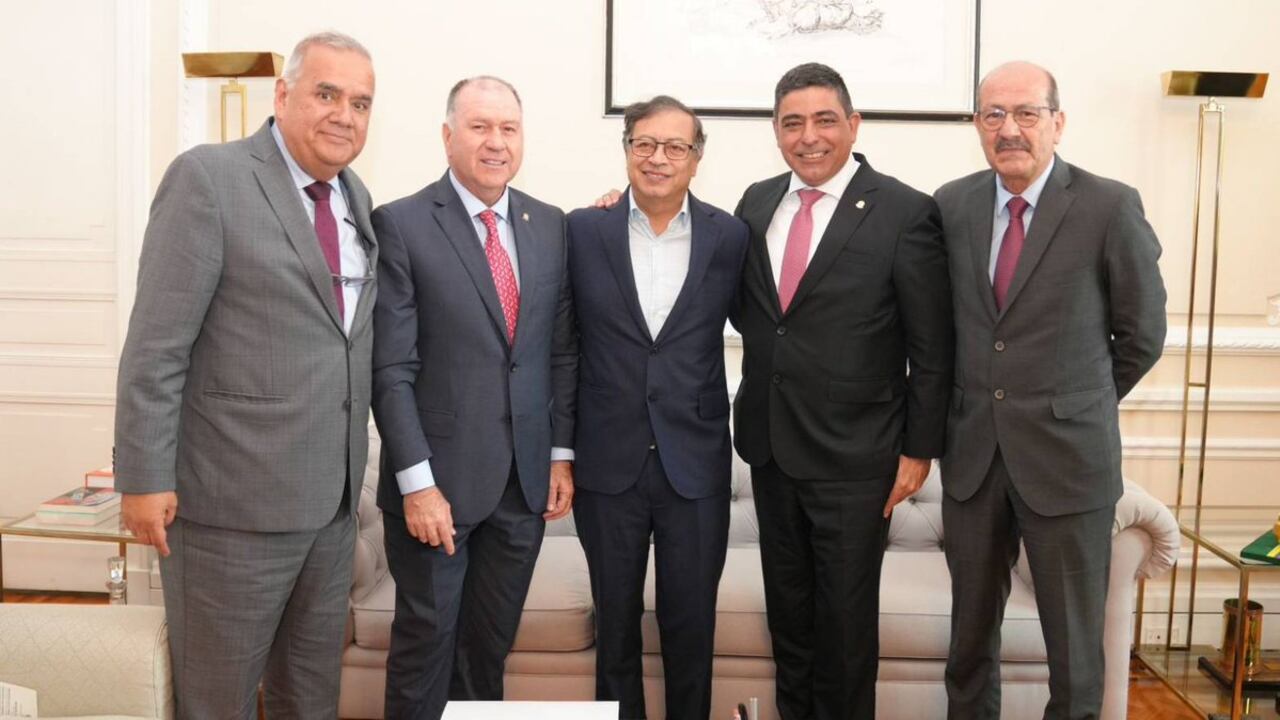 Presidente Gustavo Petro con los presidentes de las altas cortes