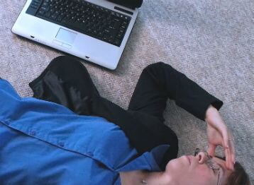 Largas horas trabajadas y escasez de contacto social podrían afectar la salud mental. 