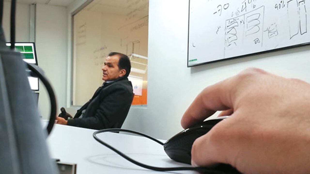 El 'hacker': 17 de mayo de 2014. Un video muestra cómo Andrés Fernando Sepúlveda le dice a Óscar Iván Zuluaga que posee información reservada de inteligencia militar. Estalla la polémica.