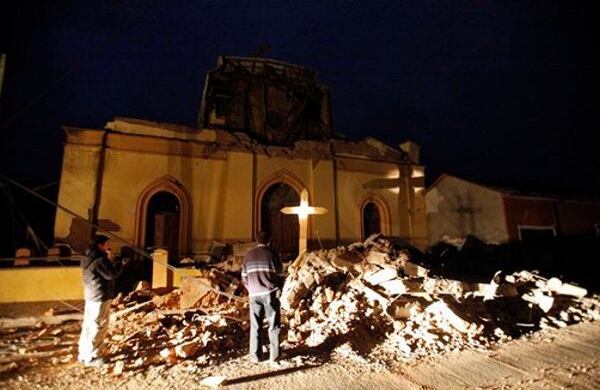 Destruidas quedaron viviendas, calles y vehículos a lo largo de varias vías de este país. El número de muertos aumenta cada vez más. Son las consecuencias de un terremoto de 8,8 grados de magnitud que sacudió a Chile en la madrugada del sábado 27 de febrero de 2010.