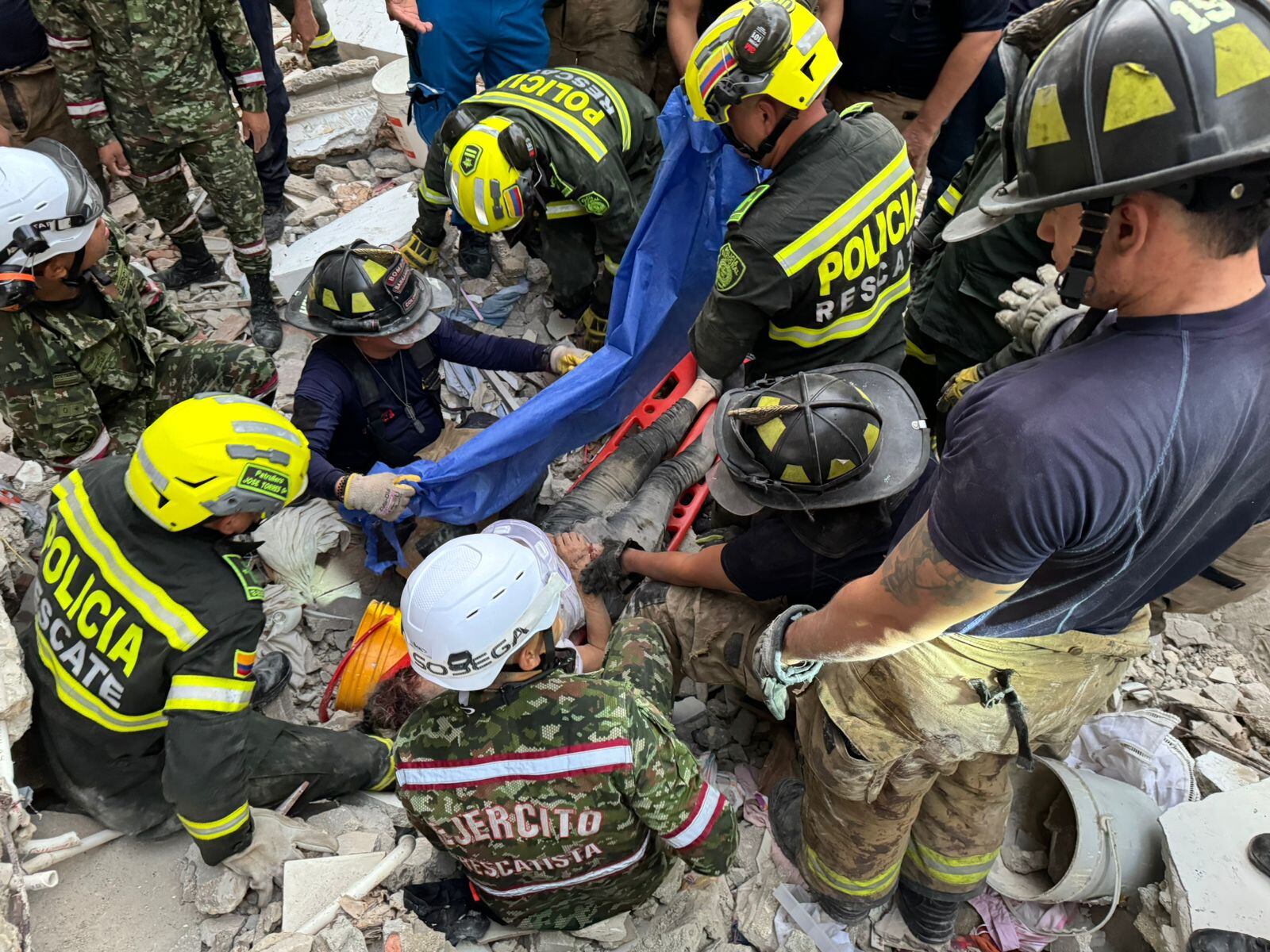 Una mujer fue rescatada por miembros del Ejército Nacional y las autoridades locales.