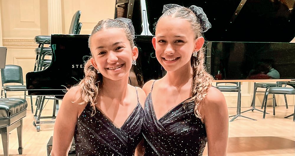 Las dos jóvenes fueron galardonadas por su talento frente al piano.