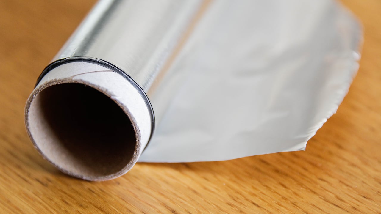 Cortar papel aluminio es una forma rápida de conseguir nuevamente filo en las tijeras.