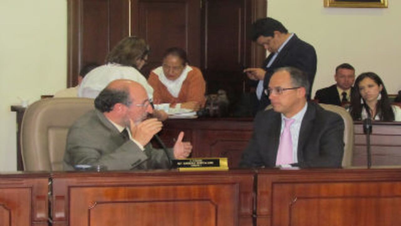 Momentos de la discusión entre el senador Juan Lozano, y el Ministro de Hacienda, Juan Carlos Echeverry.