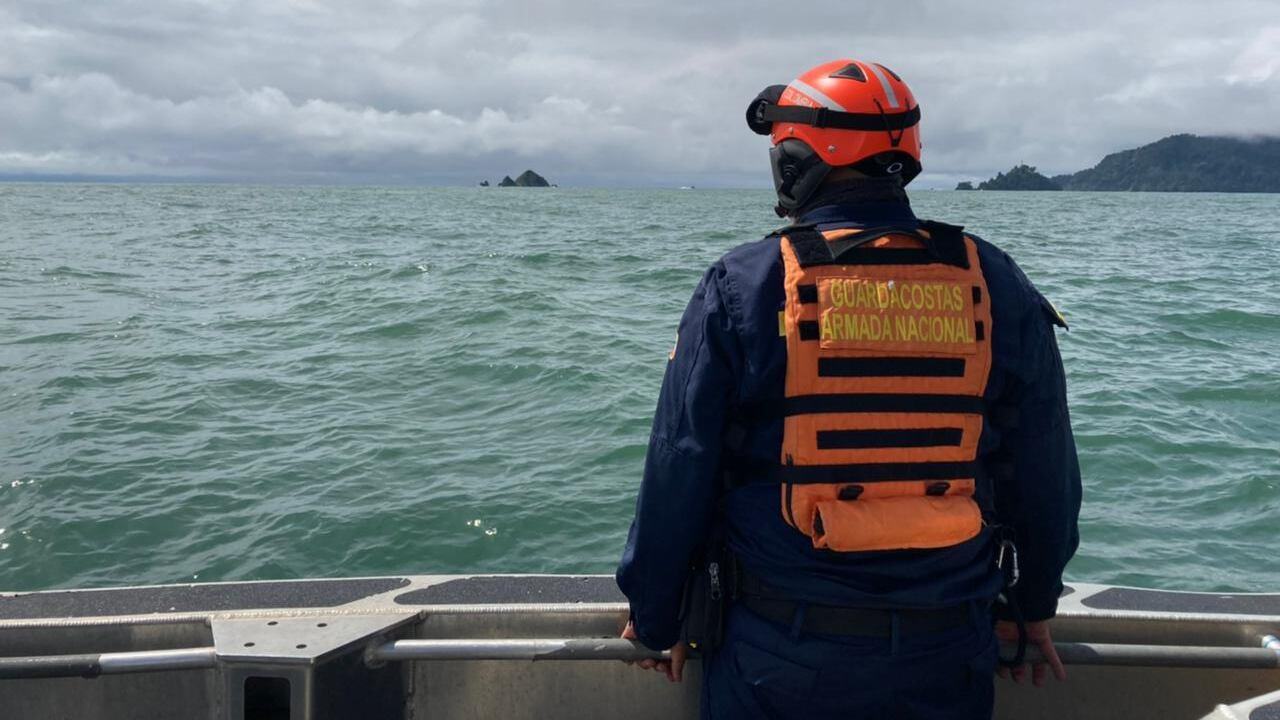 Armada busca a embarcación en el Pacífico.
