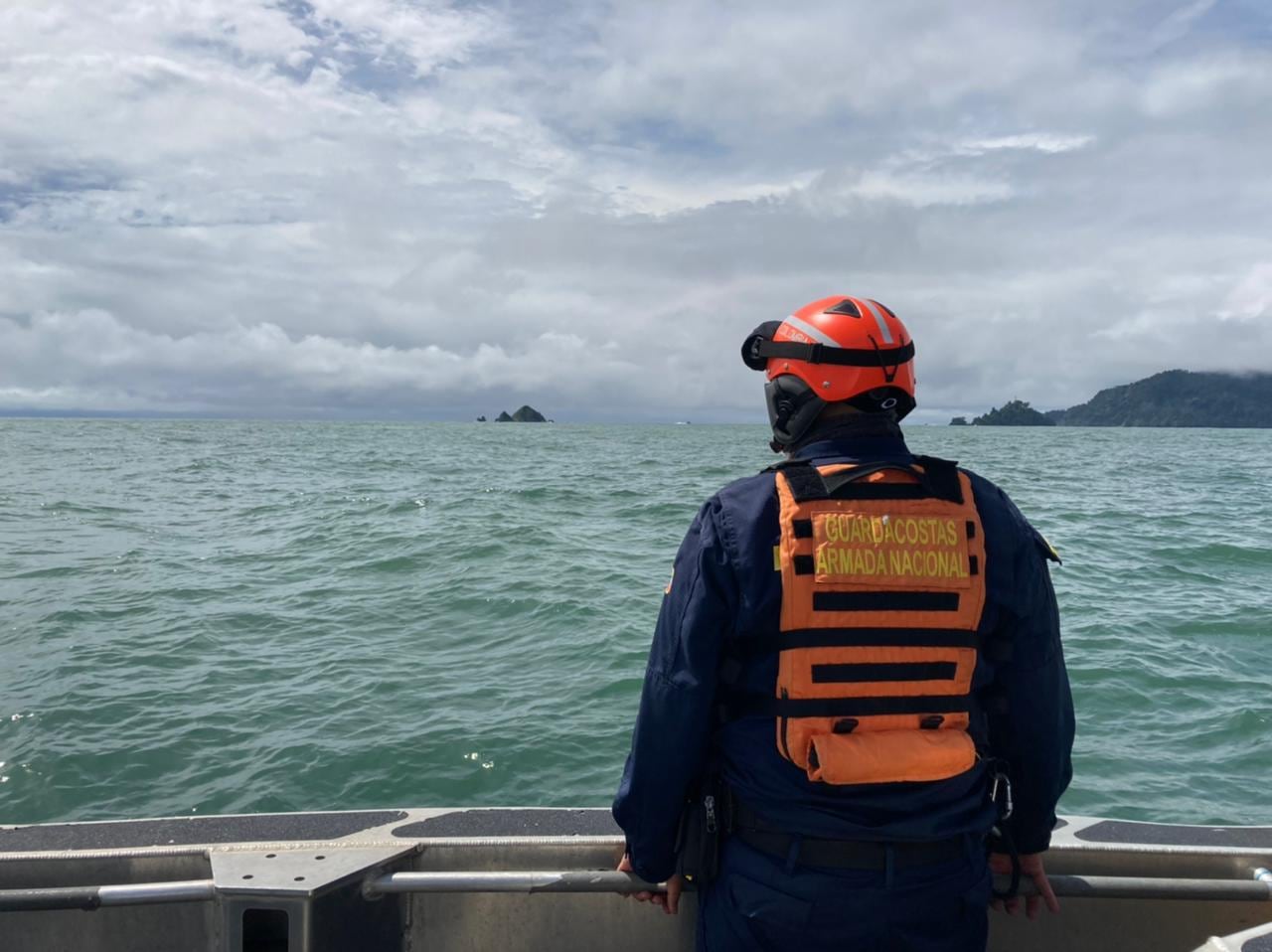 Armada busca a embarcación en el Pacífico.
