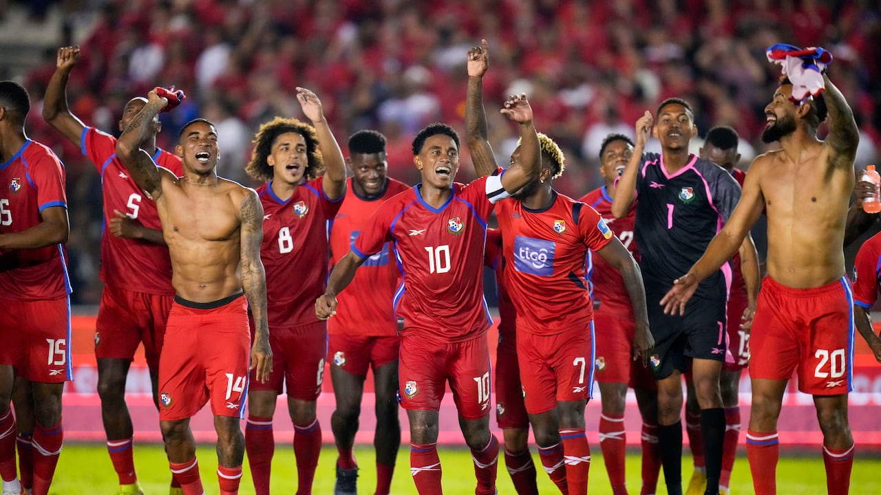 Panama's players celebrate after beating 3-1 Costa Rica on a Concacaf Nation League quarterfinal second leg soccer match at Rommel Fernandez stadium in Panama City, Monday, Nov. 20, 2023. (AP Photo/Arnulfo Franco)