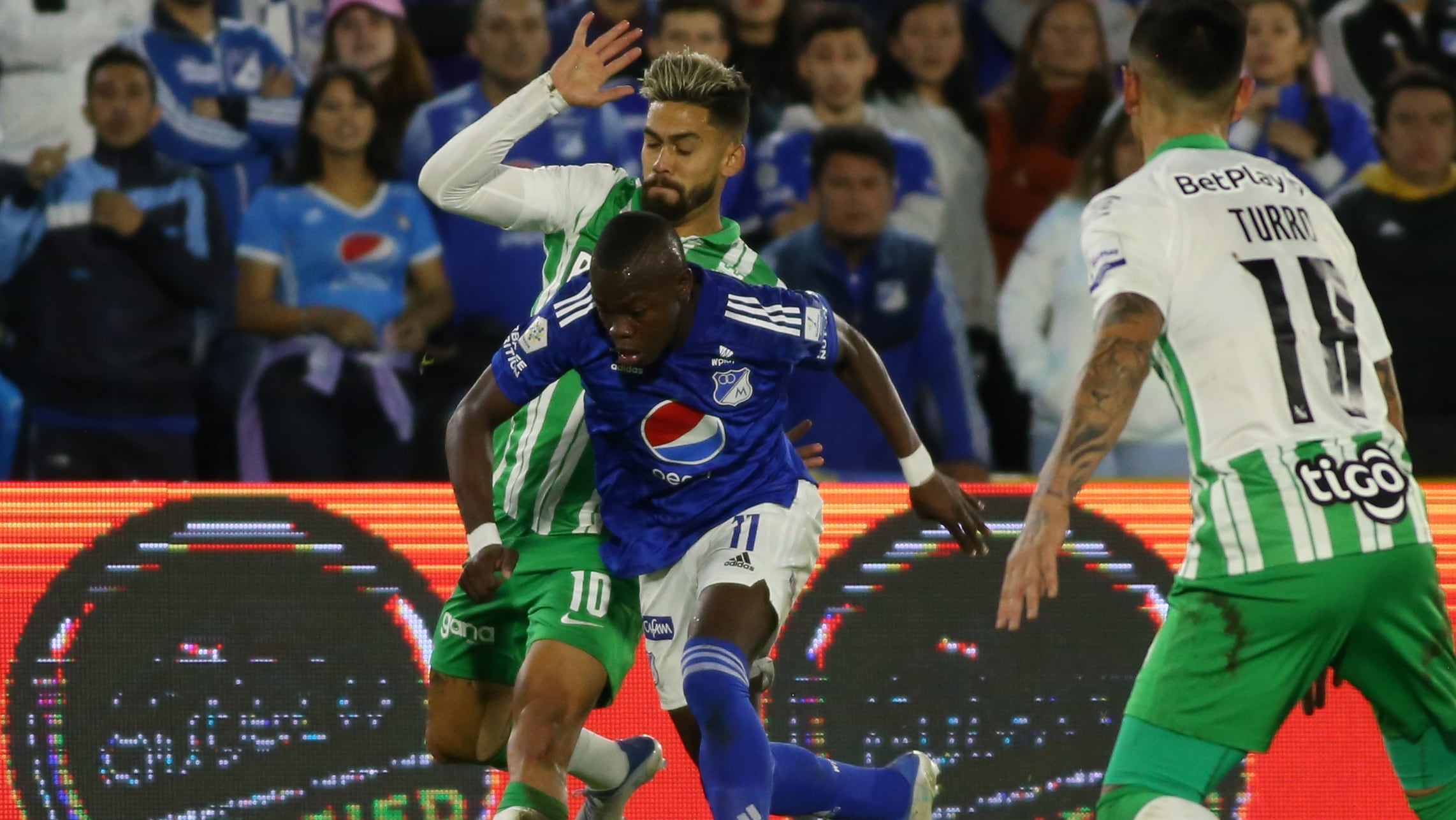 Andres Gomez of Millonarios y Andres Andrade de Atletico Nacional se disputan la pelota.