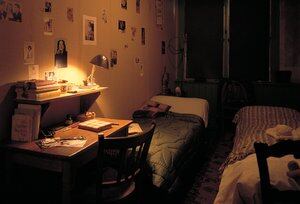 Reconstrucción (2020) de la habitación de Ana Frank, su escritorio donde escribió su famoso diario